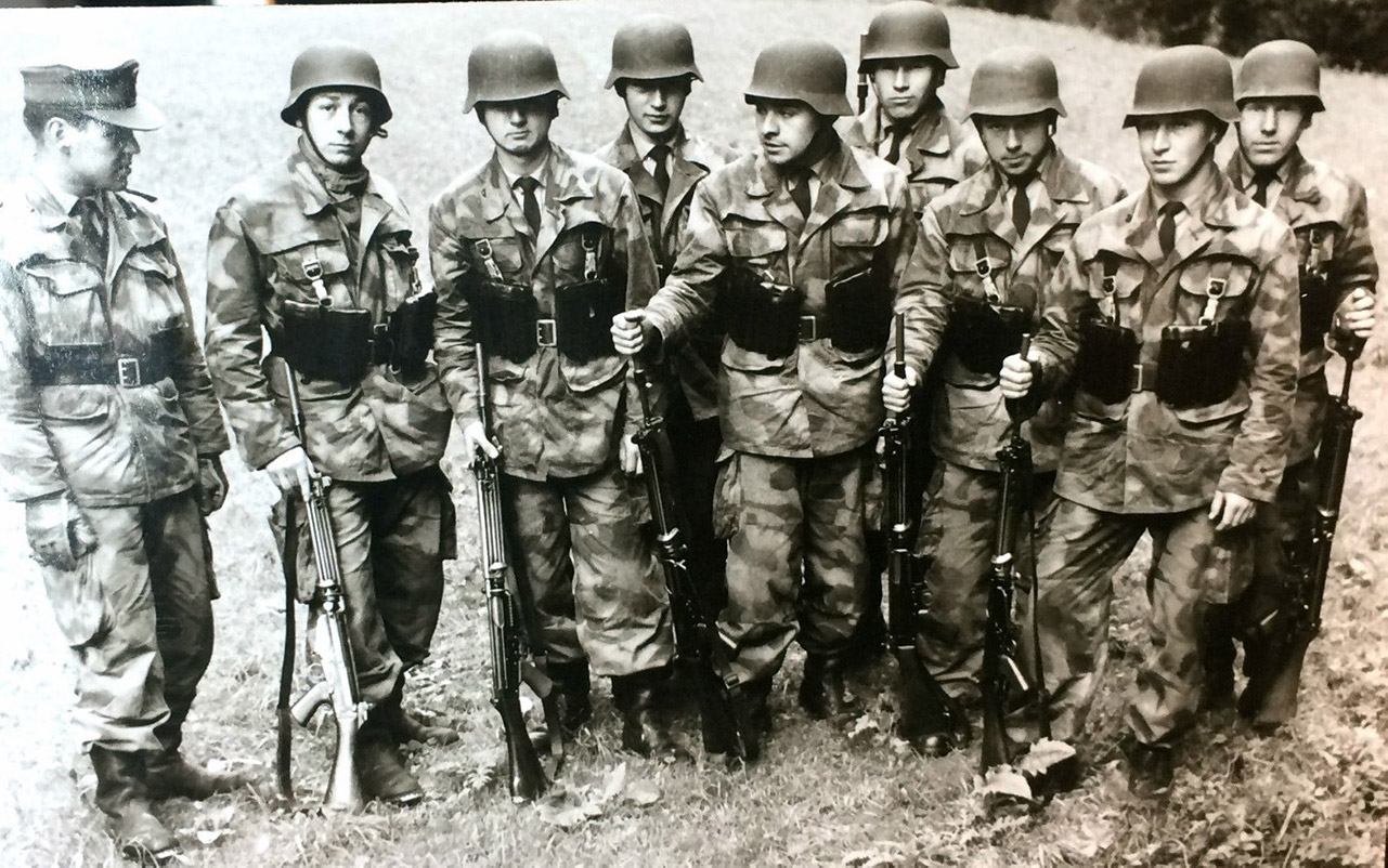 German soldiers wearing the modified Splittertarn pattern.