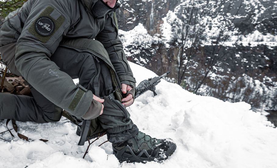 Tactical operator zipping up Delta OL 4.0 Winter Pants