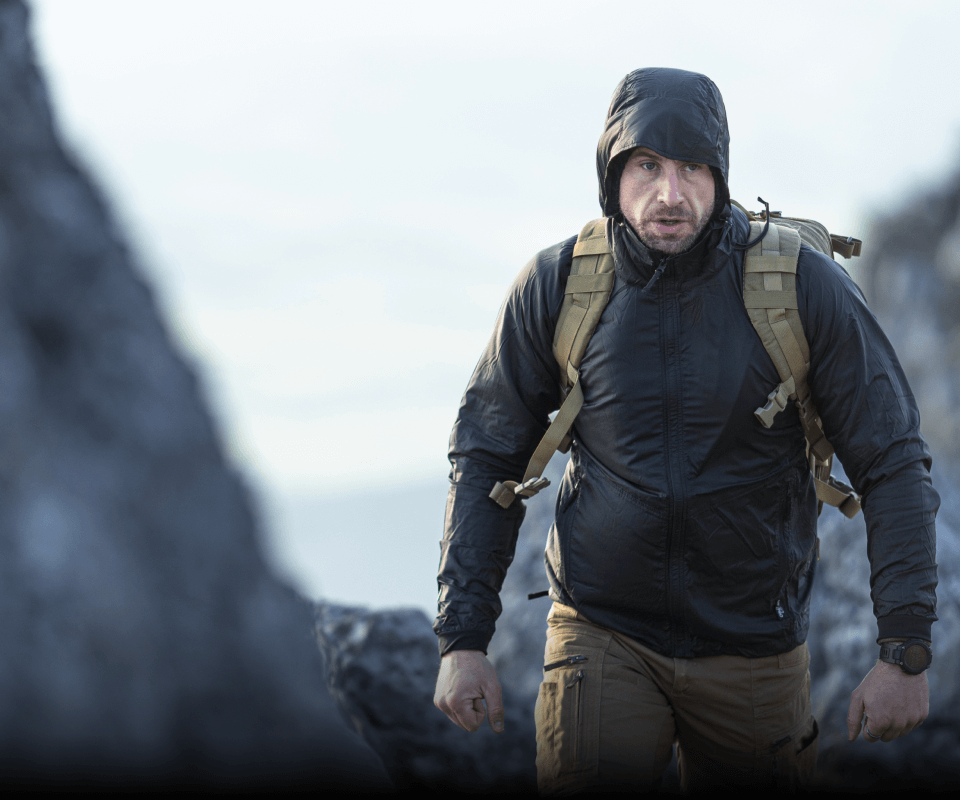 Premagaj veter in nepredvidljivo vreme z ultra lahko jakno, ki jo lahko zložiš na velikost dlani.