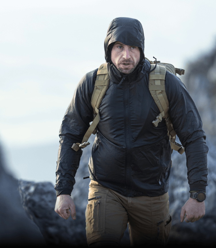 Premagaj veter in nepredvidljivo vreme z ultra lahko jakno, ki jo lahko zložiš na velikost dlani.