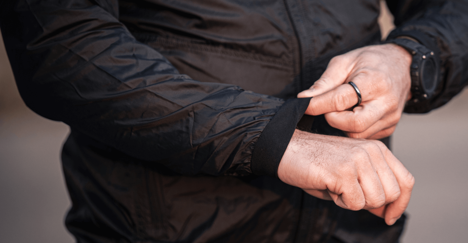 Jakne imajo prilagodljivo zapiranje na zapestjih, kar zagotavlja prilagajanje po meri, s trakovi na pasu pa jih lahko zožiš ali razširiš, da dodaš več plasti.