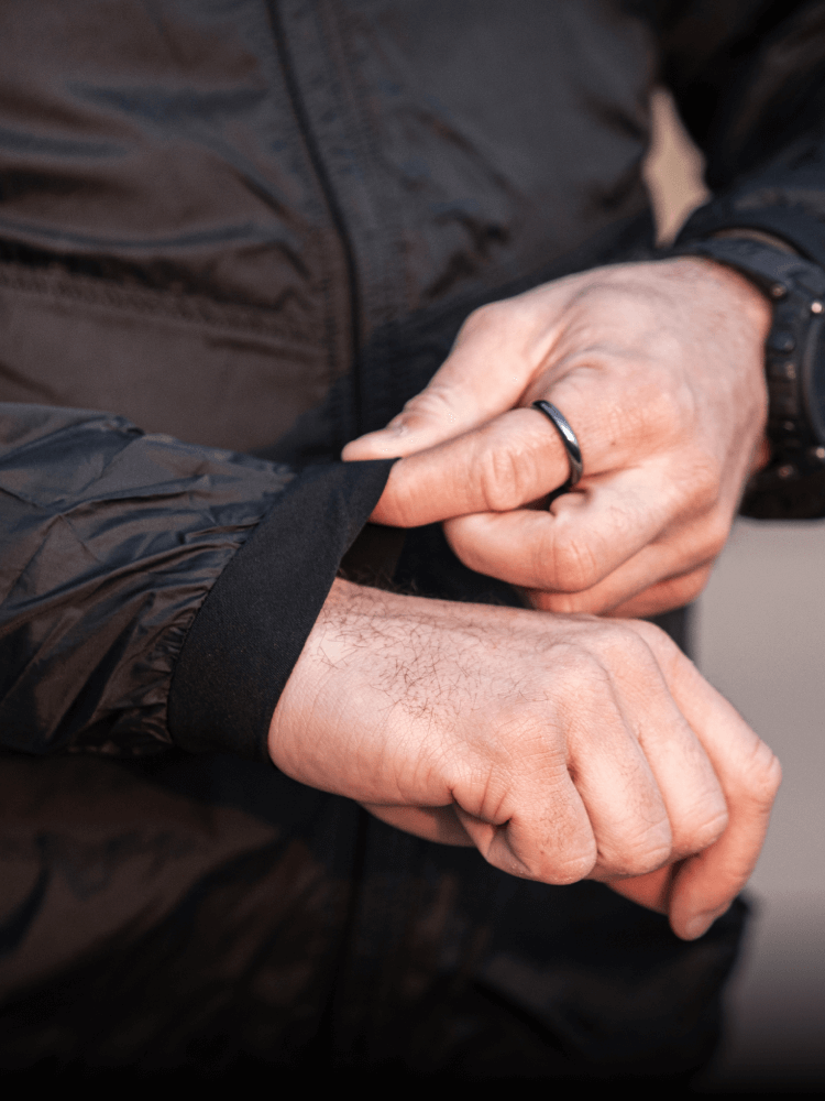 Jakne imajo prilagodljivo zapiranje na zapestjih, kar zagotavlja prilagajanje po meri, s trakovi na pasu pa jih lahko zožiš ali razširiš, da dodaš več plasti.