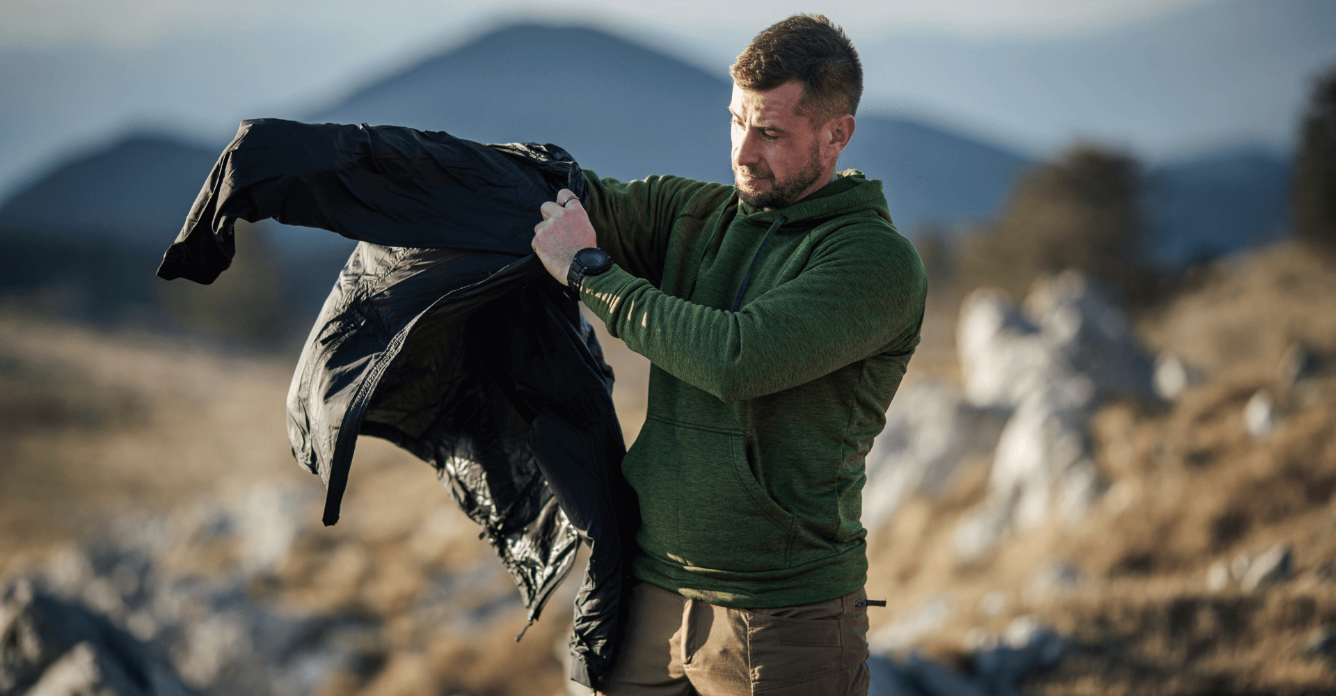 Napredni materiali, ki so odporni proti vetru ter zaustavijo prodor vetra in zadržijo toploto pod tvojo jakno, poskrbijo za izboljšano udobje.