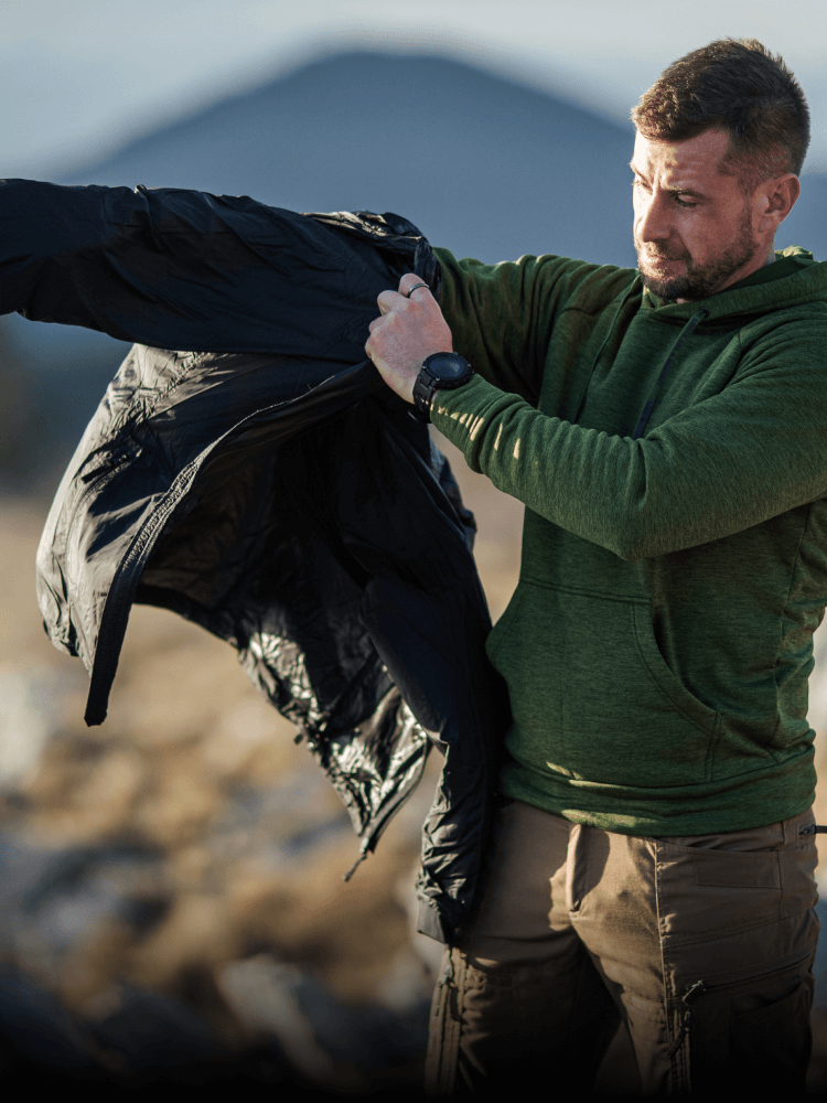 Napredni materiali, ki so odporni proti vetru ter zaustavijo prodor vetra in zadržijo toploto pod tvojo jakno, poskrbijo za izboljšano udobje.