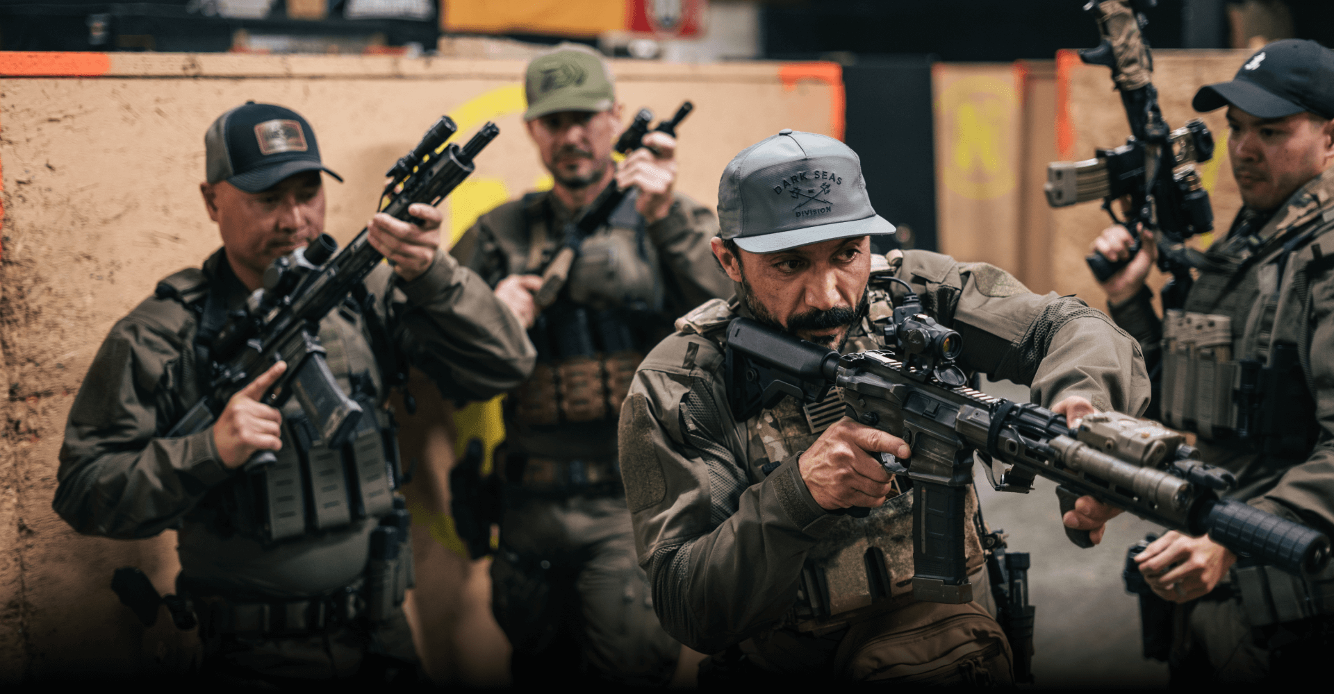 In unserer Team CQB-Serie dreht sich alles um Taktik und Technik, Teamrollen, Bewegungen und Formationen, um ein erfolgreich koordiniertes Eindringen in Gebäude und Beseitigen von Bedrohungen zu gewährleisten.