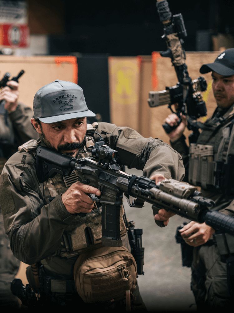 In unserer Team CQB-Serie dreht sich alles um Taktik und Technik, Teamrollen, Bewegungen und Formationen, um ein erfolgreich koordiniertes Eindringen in Gebäude und Beseitigen von Bedrohungen zu gewährleisten.