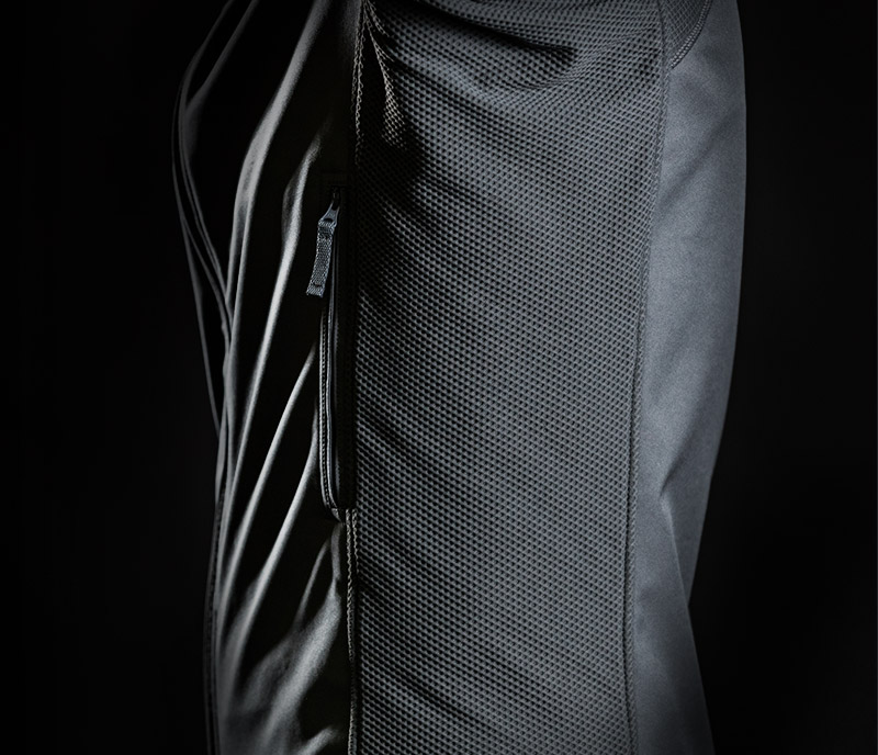 1/2 ABRASION-RESISTANT STRETCH PANELS FOR EXTRA BREATHABILITY